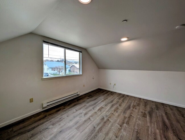 Building Photo - 533 Methow St