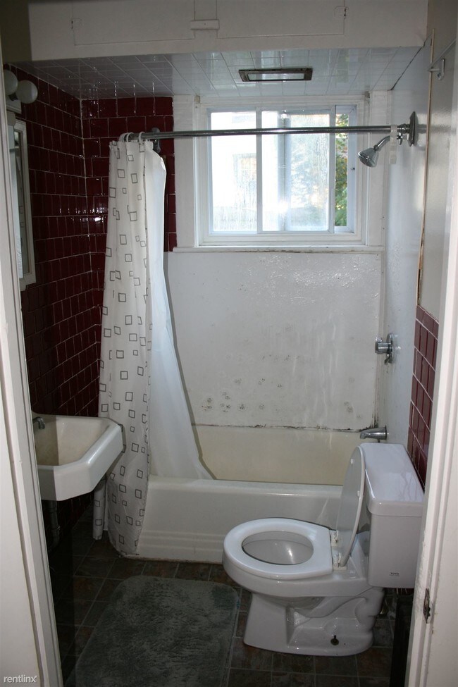 316 Kenyon Ave, Wakefield, RI 02879 Condo for Rent in Wakefield, RI