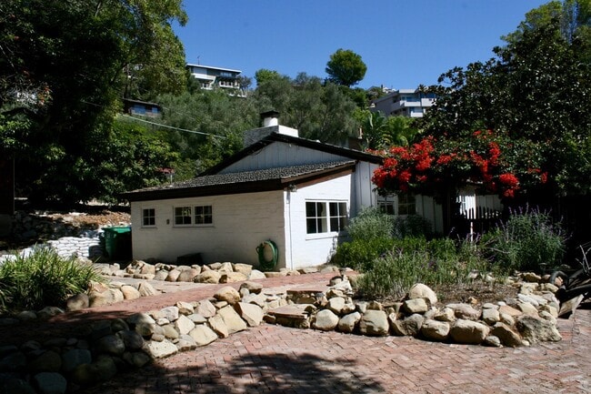 Building Photo - Charming 4 Bedroom Home plus office in Mis...