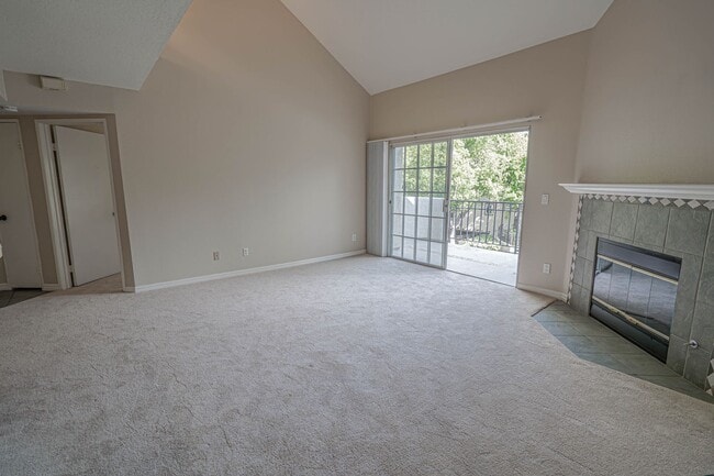 Building Photo - COMING SOON! 2 Bedroom Condo in Valencia!