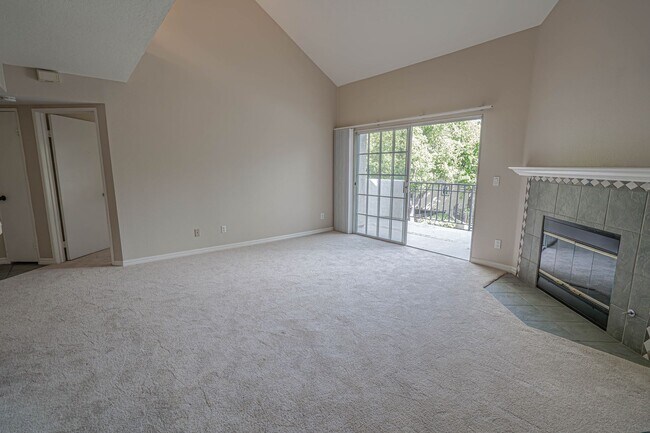 Foto del edificio - COMING SOON! 2 Bedroom Condo in Valencia!