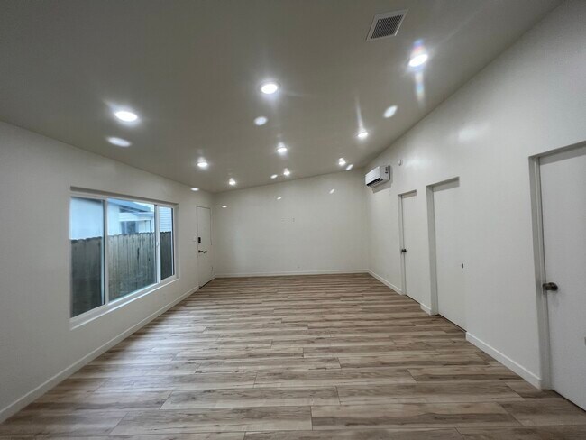 Building Photo - 2444 Chelsea Pl