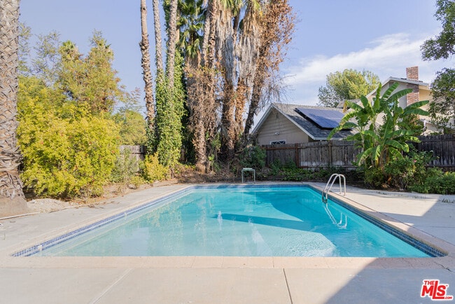 Foto del edificio - 5604 Valley Circle Blvd