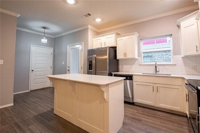 Building Photo - **MOVE IN SPECIAL $300 off first month rent**Charming 3-Bed and 3 full bath Home