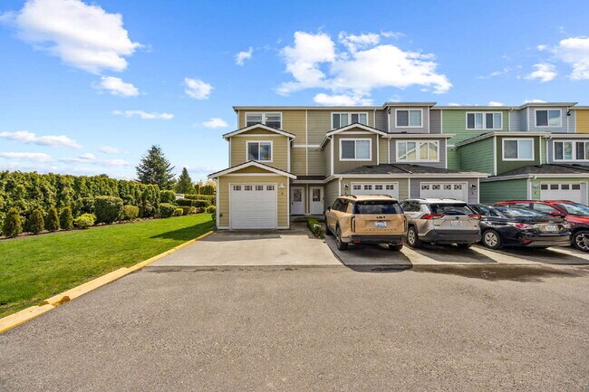 Building Photo - 4 bedrooms, 2.5 bathrooms with attached garage. This large unit is 3 floors!  Rent of $2900.00 in...