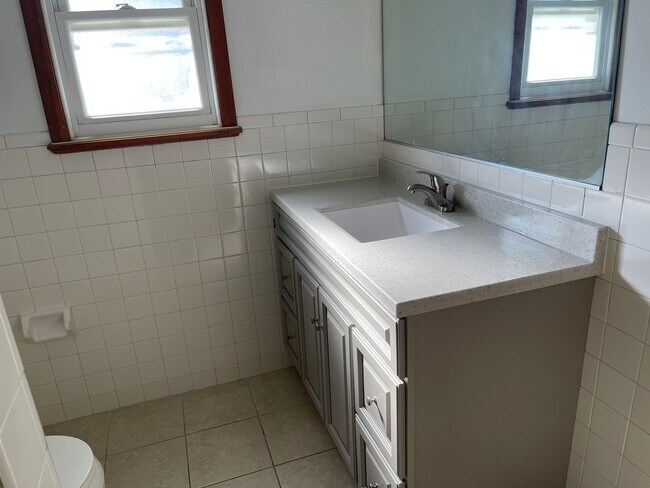 Full bathroom - 28 King St