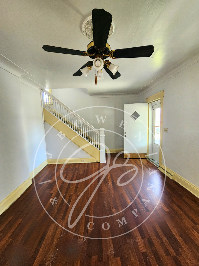 Building Photo - Very spacious 2 bed 1 bath with huge lot!