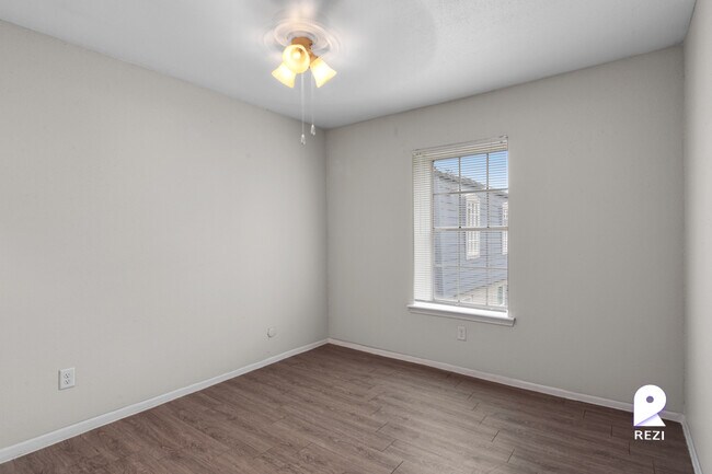 Building Photo - 11810 Algonquin Dr