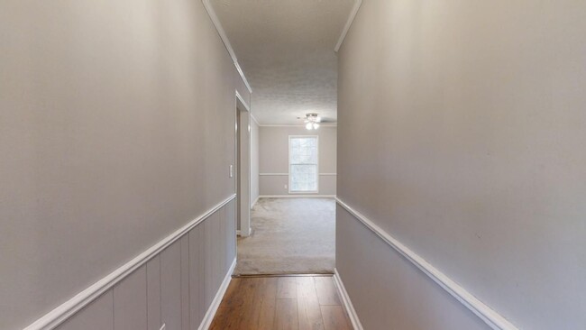 Building Photo - Spacious Home Conveniently Located close t...