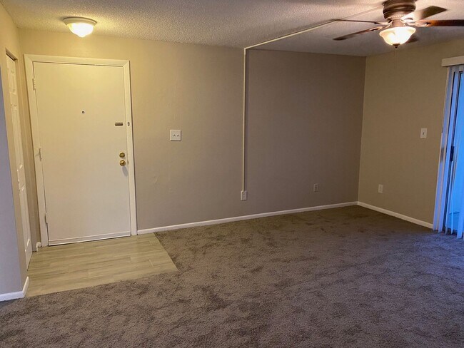 Foto del edificio - FABULOUS Remodeled 2 Bedroom/2 Bath Condo!...