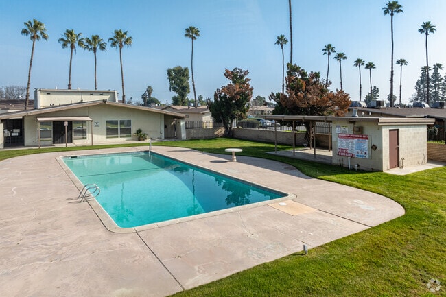 Piscina - The Rowan Apartments
