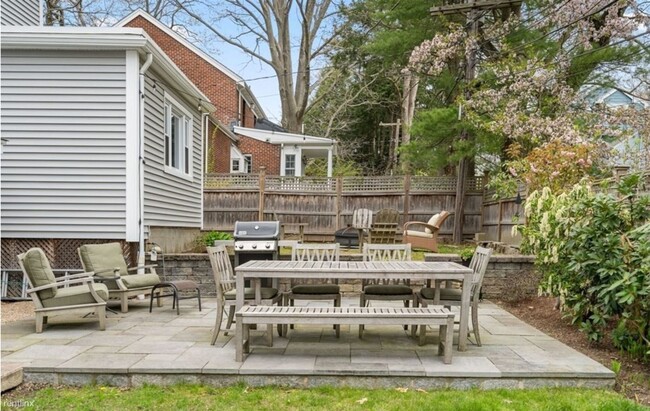 Building Photo - 3 br, 2.5 bath House - 5 Baker Cir