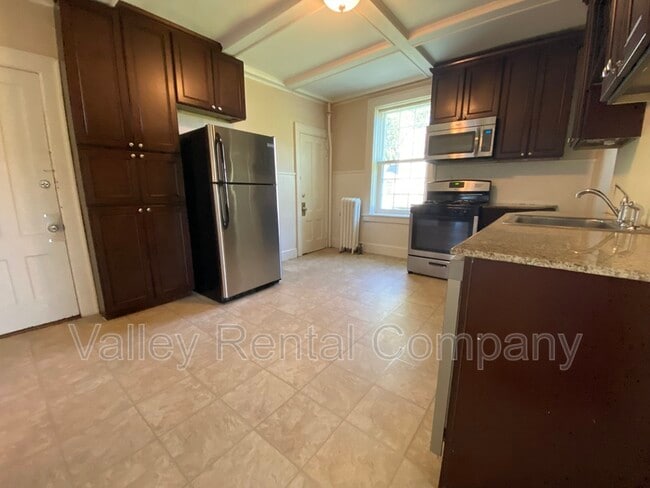 Building Photo - 200 King St