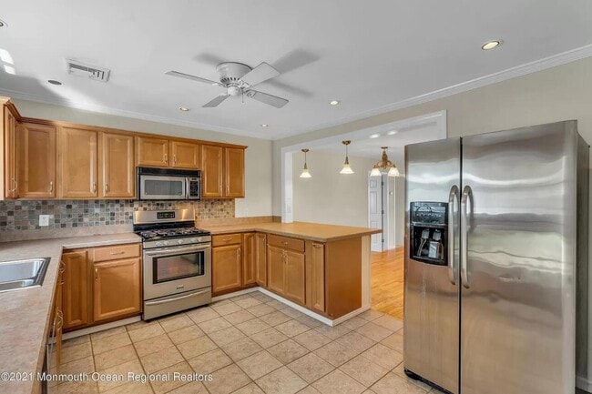 Building Photo - 6 Locust St