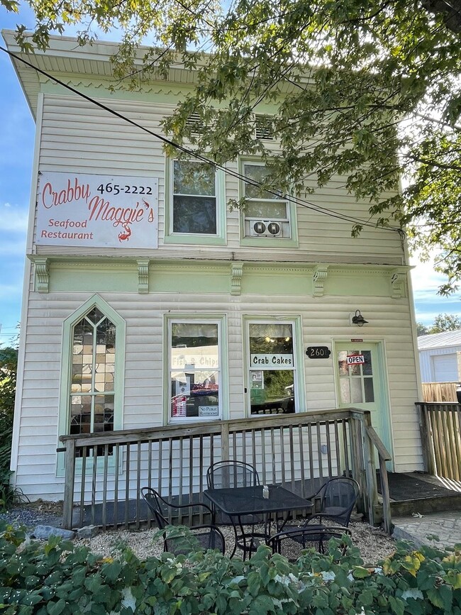 Local Gem Crabby Maggie's restaurante de pescados y mariscos 2 minutos de distancia. - Crystal Chase Apartments