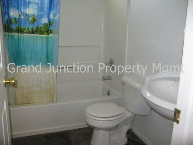 Building Photo - Four Bedroom Single Family