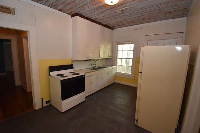 Building Photo - 1 Bedroom Duplex with Lots of Updates!