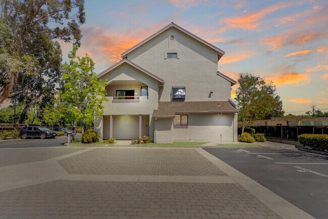 Building Photo - 3073 Middlefield Rd