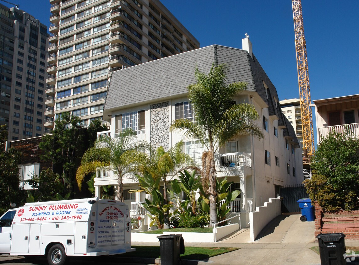 Primary Photo - A 7 Bedroom, 2 Bathroom with a dining room...