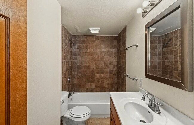 Building Photo - 928 E Land Pl