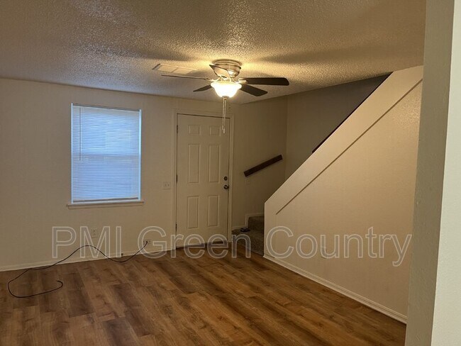 Foto del edificio - 318 E Redwood St