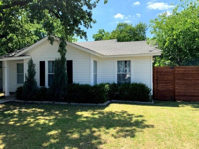 Building Photo - Amazing 3 Bed, 2 Bath Rental in Desirable Oakhurst Subdivision of Fort Worth- 76111