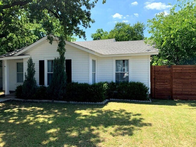 Foto del edificio - Amazing 3 Bed, 2 Bath Rental in Desirable Oakhurst Subdivision of Fort Worth- 76111