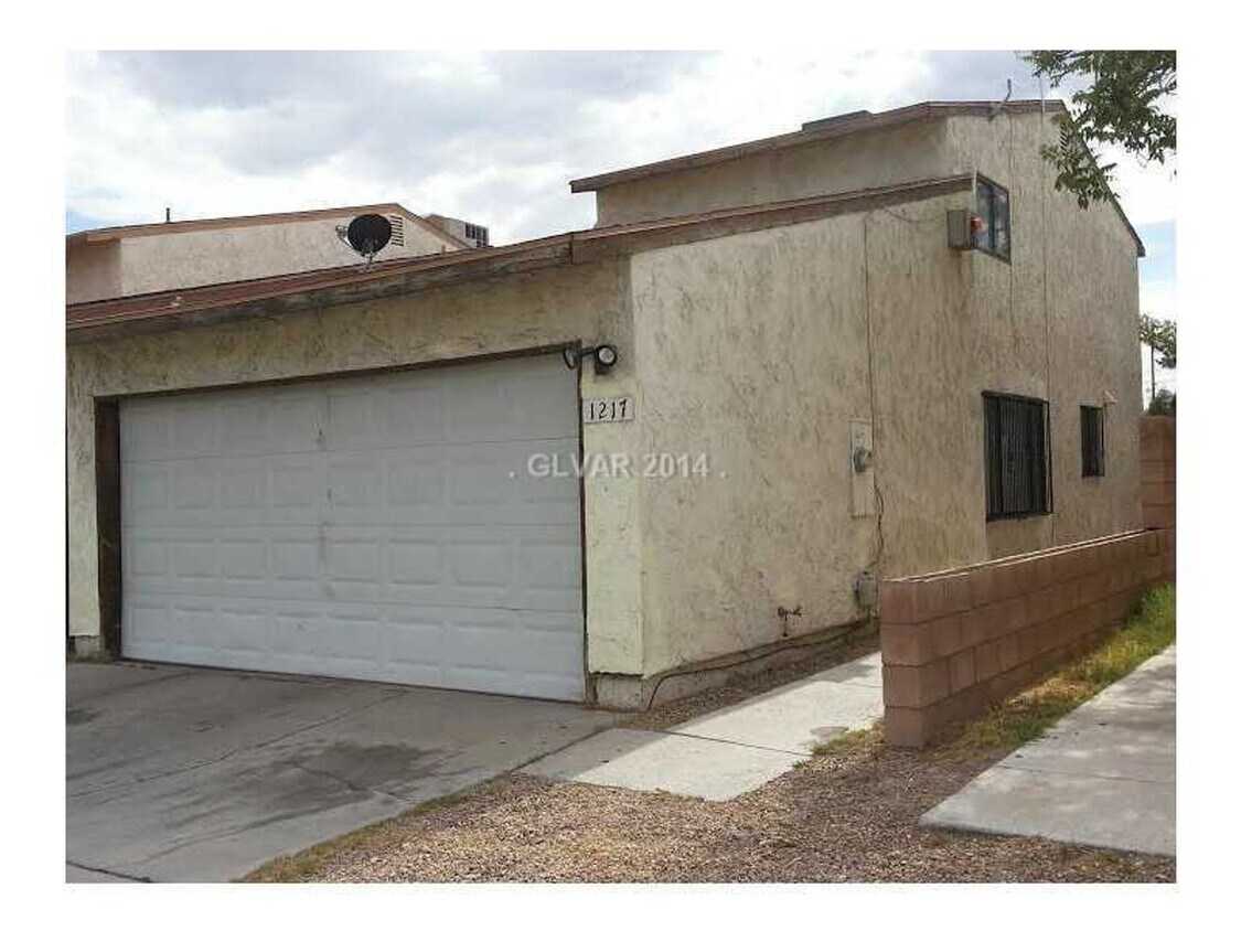 Primary Photo - NICE 2 STORY TOWNHOUSE WITH Attached 2-Car...