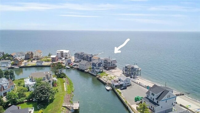 Foto del edificio - 2155 Fairfield Beach Rd