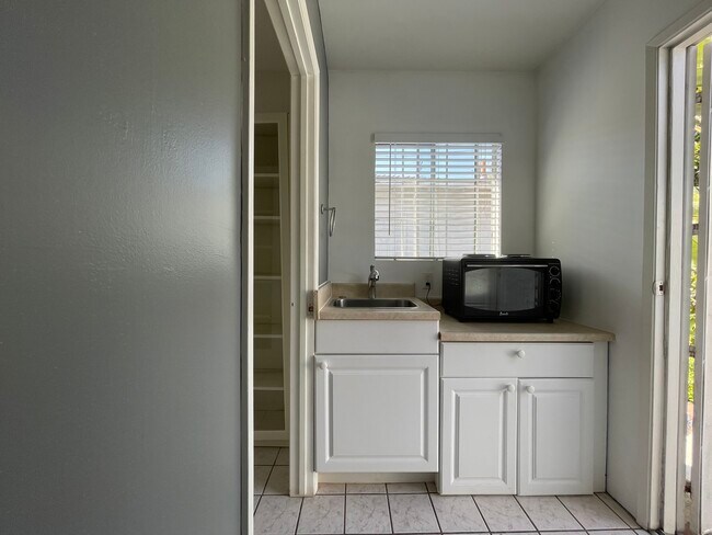 Kitchenette - 2926 Glenn Ave