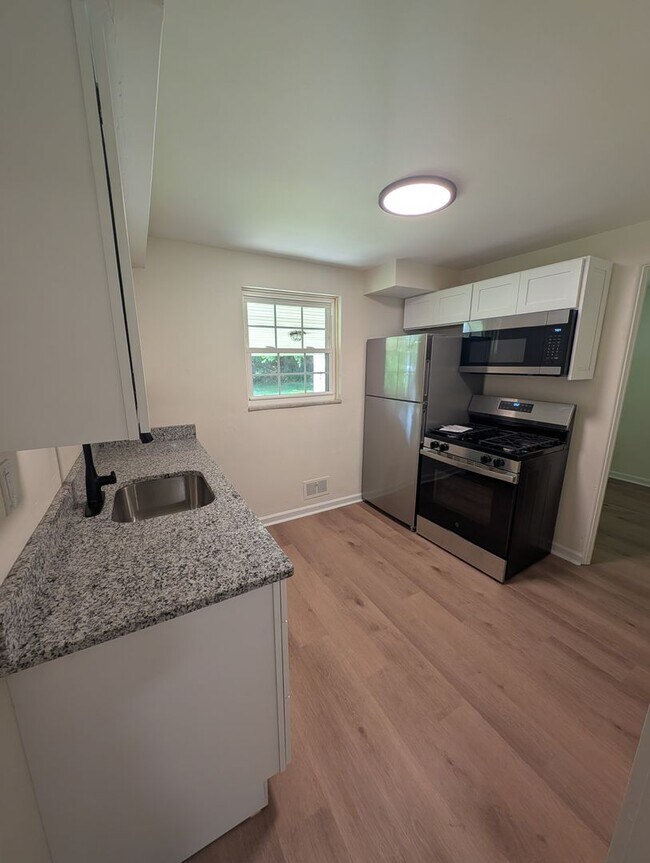 Foto del edificio - Newly Renovated 2Bd/2Bath Home with Bonus Room -- Available NOW!
