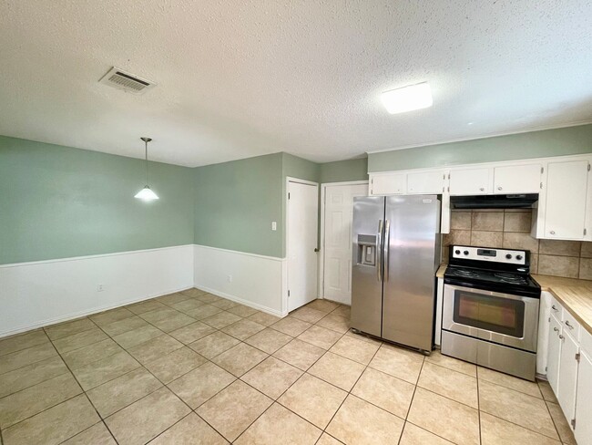 Building Photo - 3 Bedroom 2 Baths 1457 sq/ft - Close to sh...