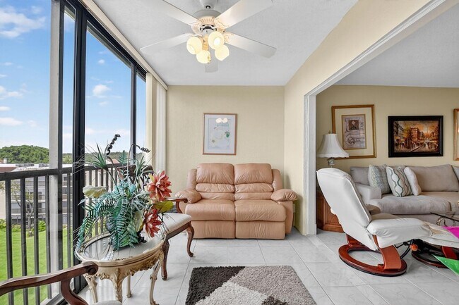 Foto del edificio - 14460 Strathmore Ln
