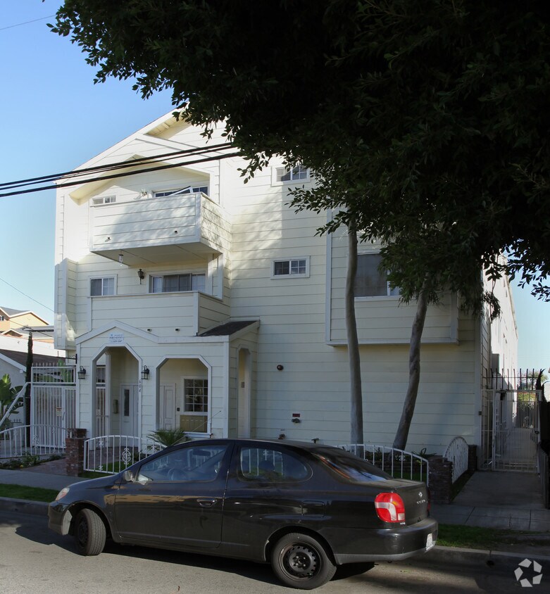 Building Photo - 604 Cherry Ave