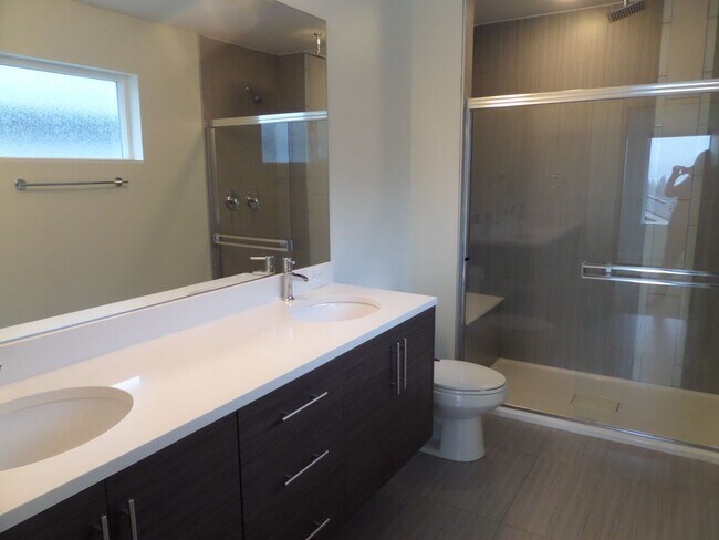 Foto del edificio - Immaculate and LARGE 4-Bedroom Home in Unb...