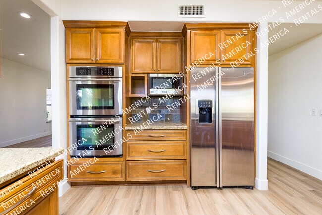Building Photo - 2342 W Hemlock Ct