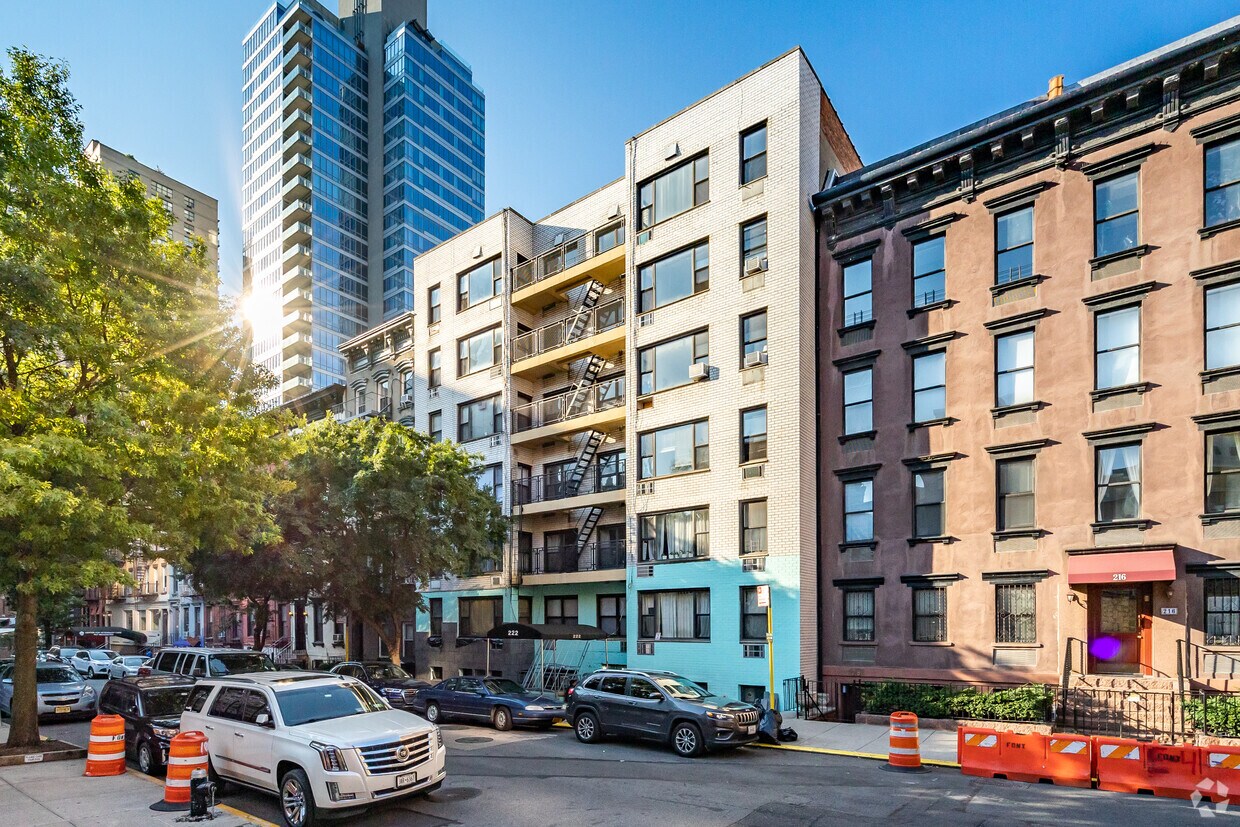 Foto principal - 222 E 75th St
