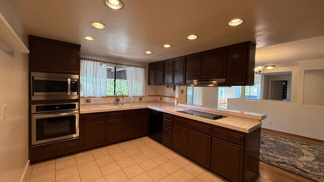 Foto del edificio - Spacious Townhouse For Rent at Montezuma T...