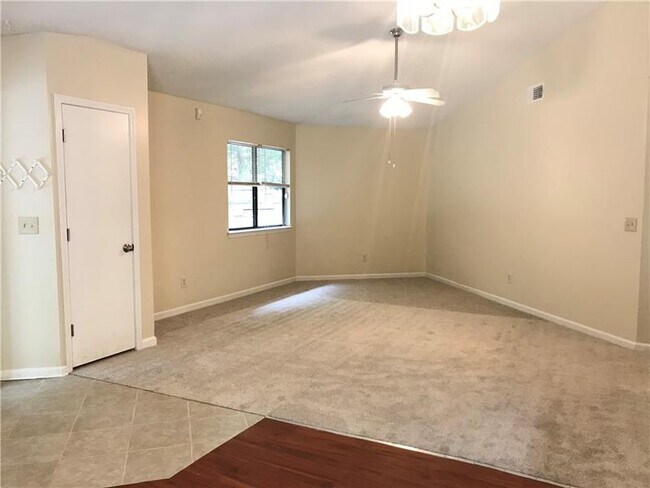 Building Photo - 209 Hillcrest Dr