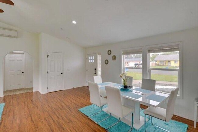 Foto del edificio - 4 Bedroom 2 bath Home!