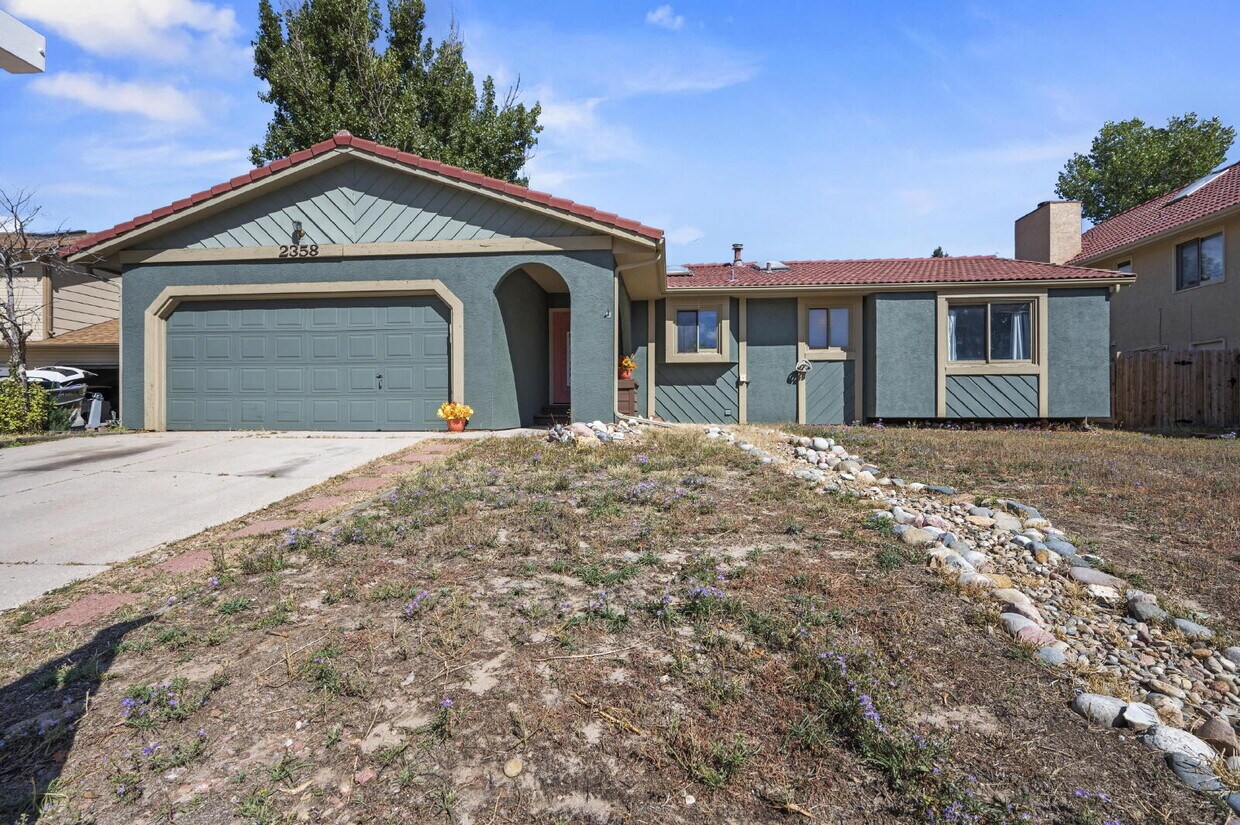 Foto principal - "Spacious 5-Bedroom Haven with 3 Full Bath...