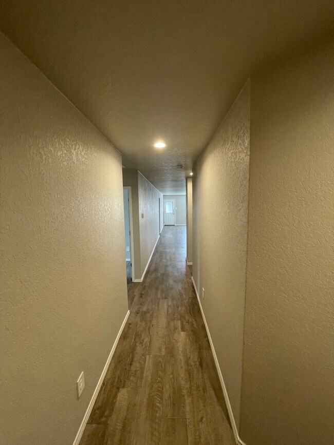 Foto del edificio - $250 OFF First Month MOVE IN SPECIAL   Fou...