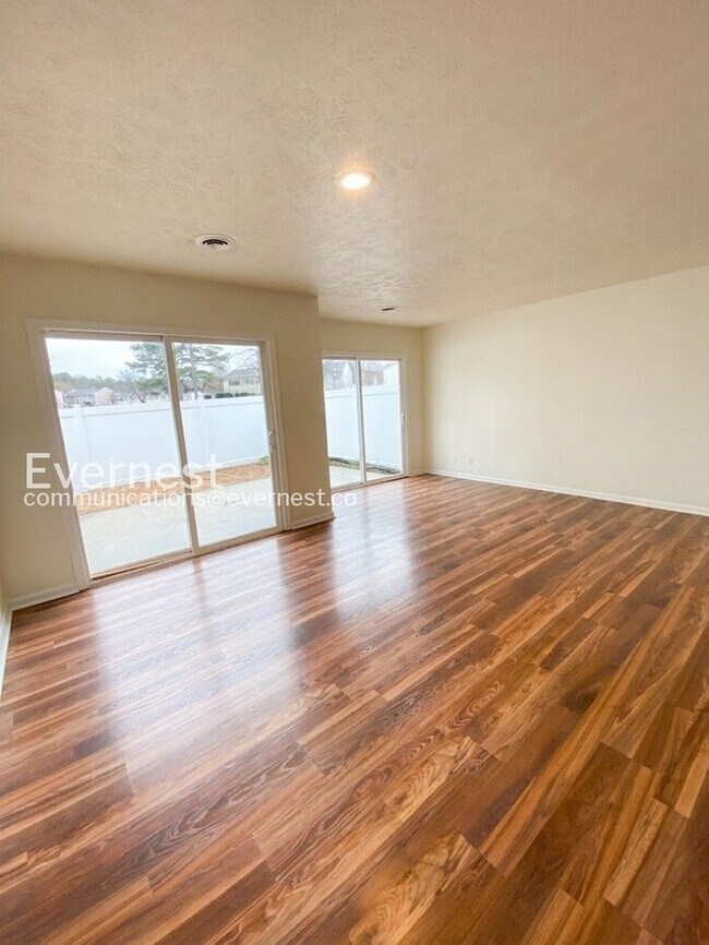Foto del edificio - 3 Bed, 1.5 Bath Townhome with Fenced Yard / Available Soon!