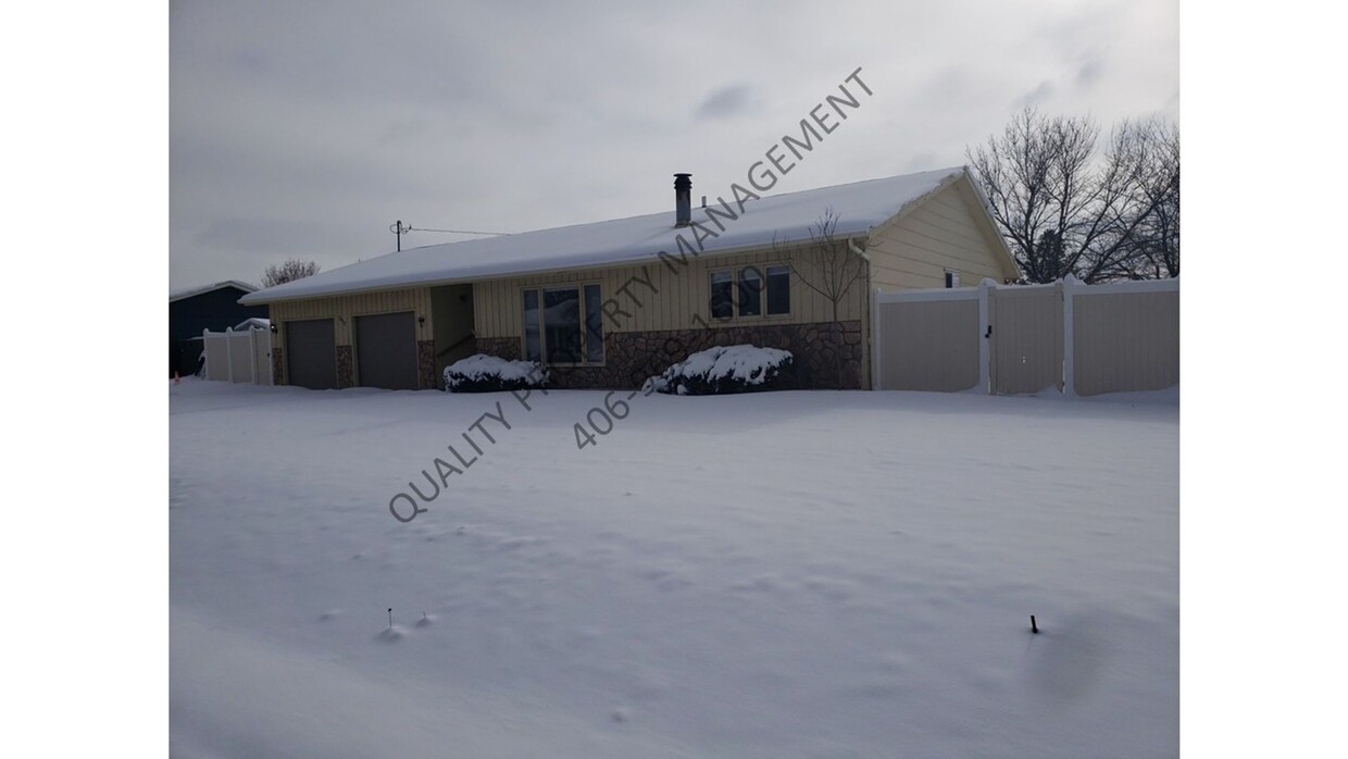 Foto principal - SPACIOUS 3-BEDROOM 2 BATH HOME FOR RENT