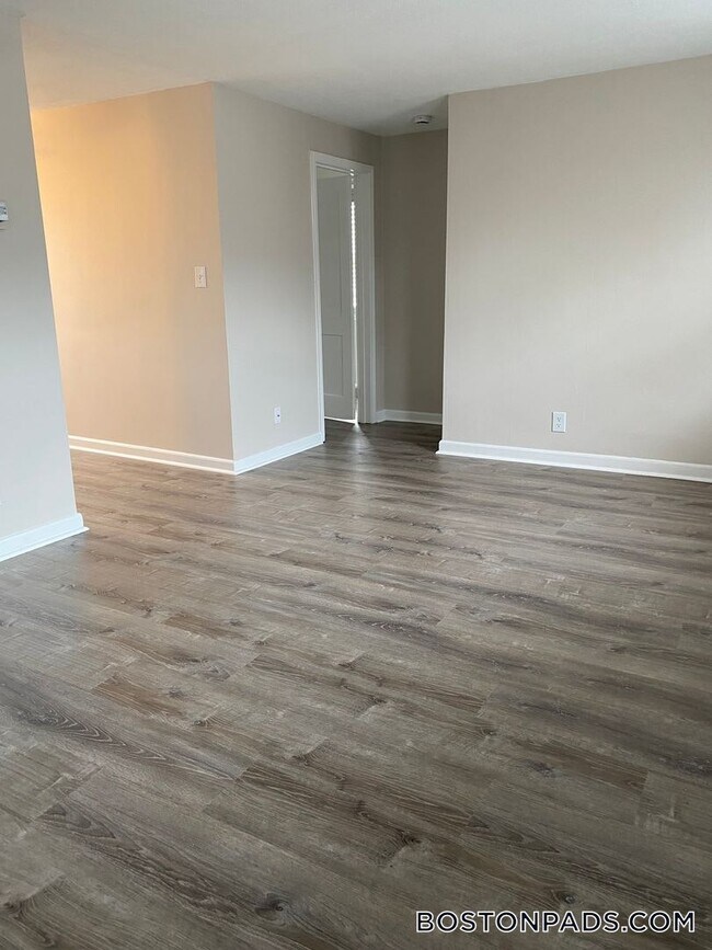 Foto del edificio - 107 Shawomet Ave