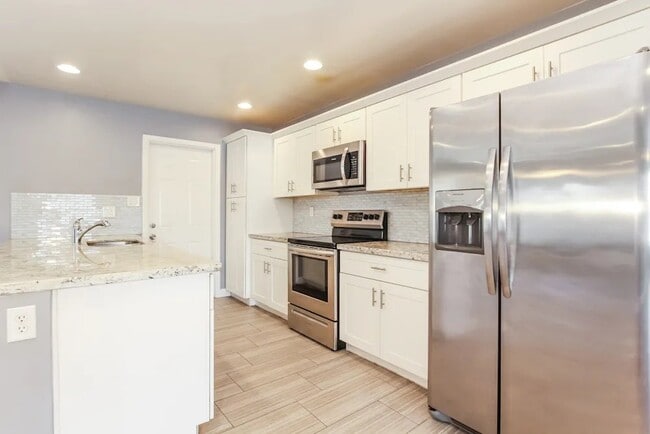 Building Photo - 421 E Hermosa Dr