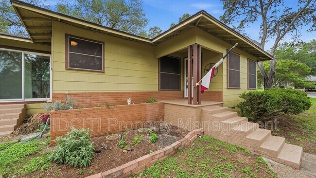 Foto del edificio - 1079 Canyon Dr