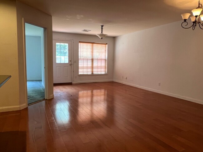 De la sala de estar a la terraza - 557 Gregory Ct