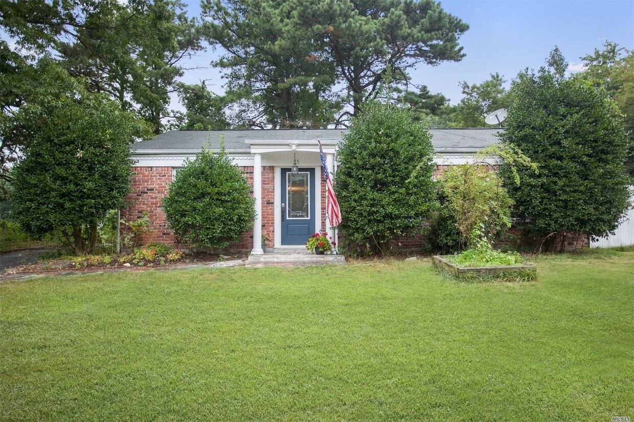 11 Sunburst Ln, Bellport, NY 11713 House Rental in Bellport, NY