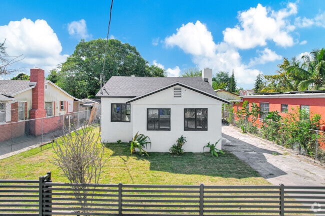 Building Photo - 3040 NW 13th Ave